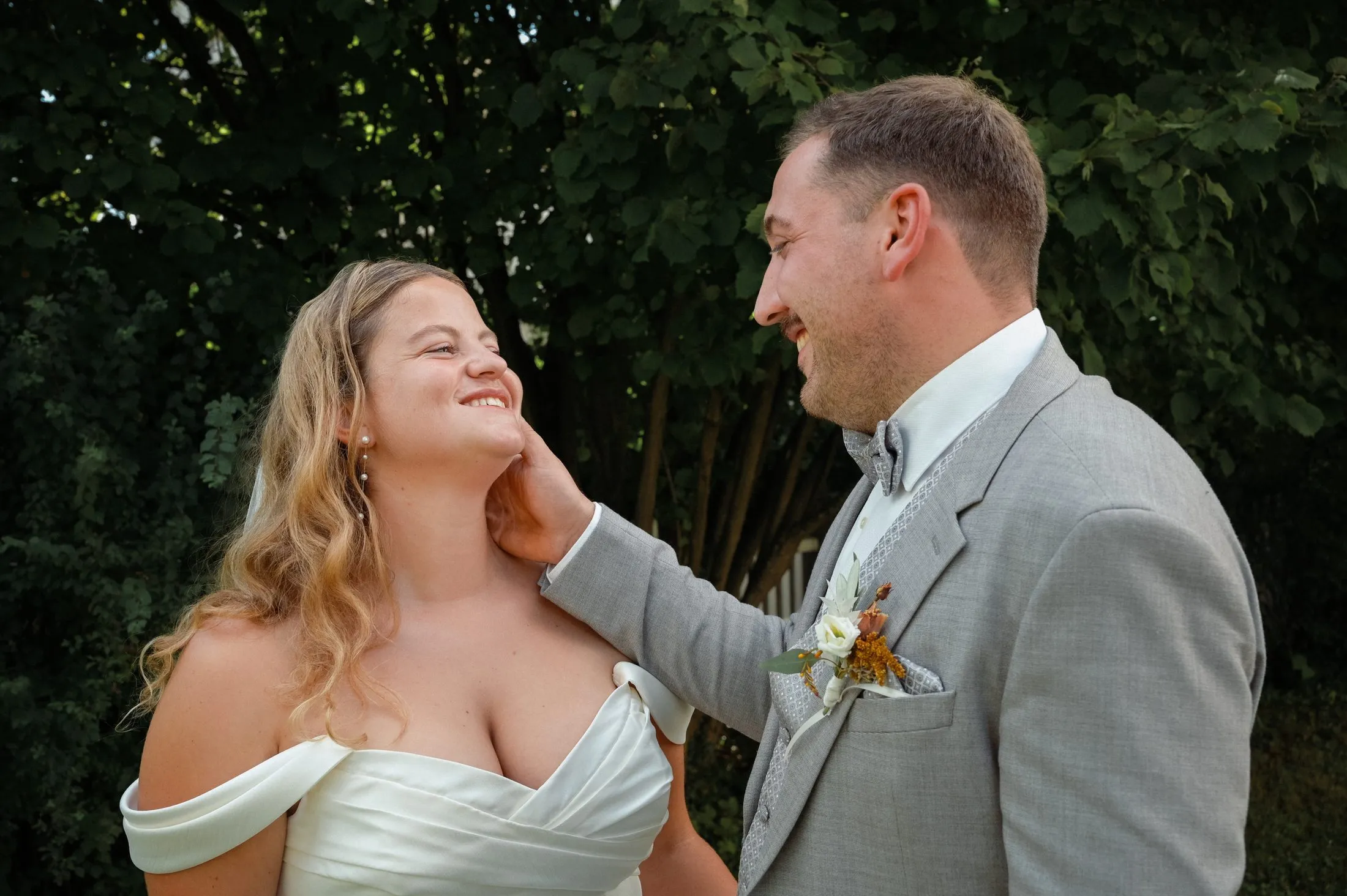Ein ruhiger Moment von Lisa und Martin nach der Trauung.