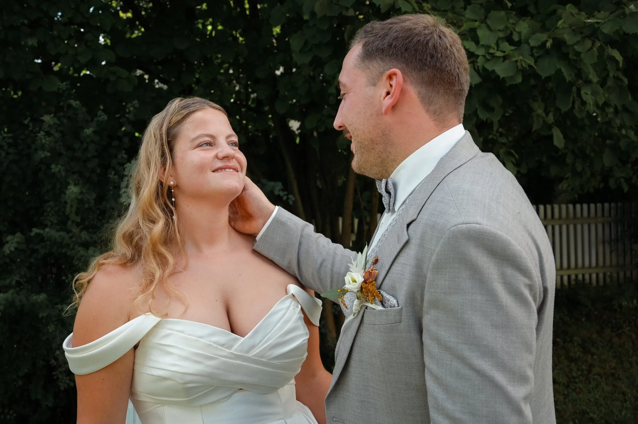 Lisa und Martin mit Brautstrauß bei ihren Hochzeitsbildern.