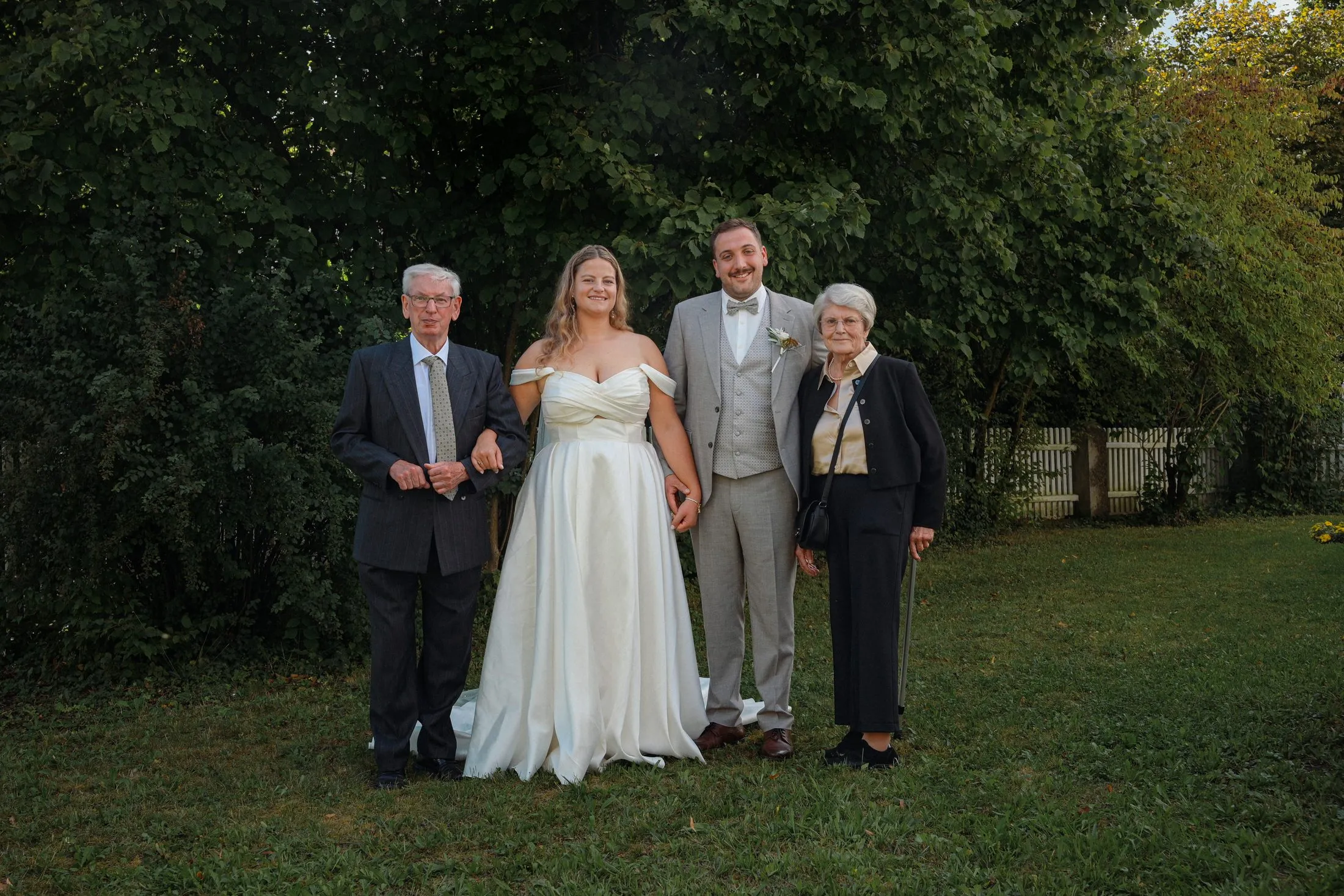 Gäste stehen mit Lisa und Martin für ein Foto zusammen.