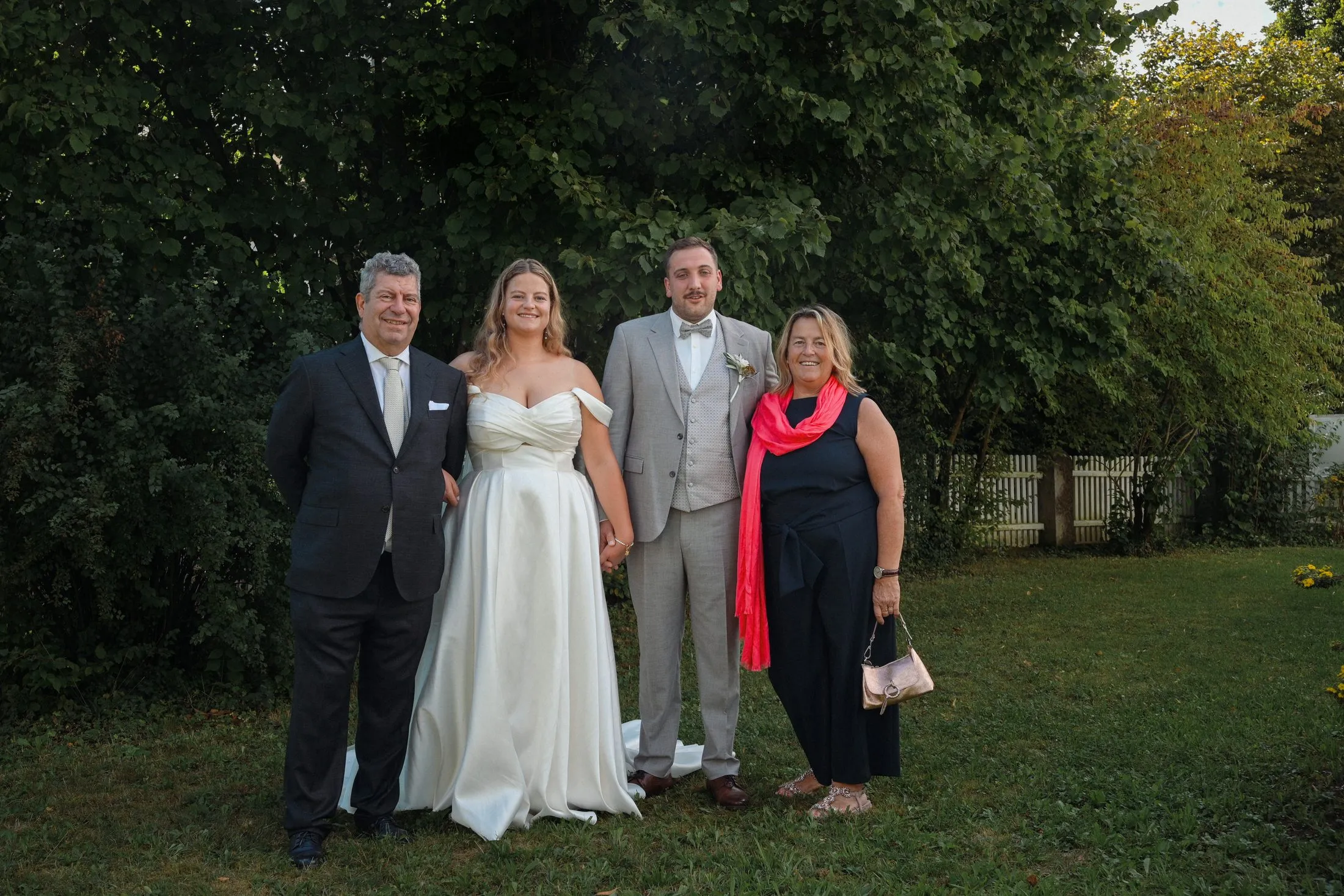 Ein Gruppenbild bei Lisa und Martins Hochzeit.