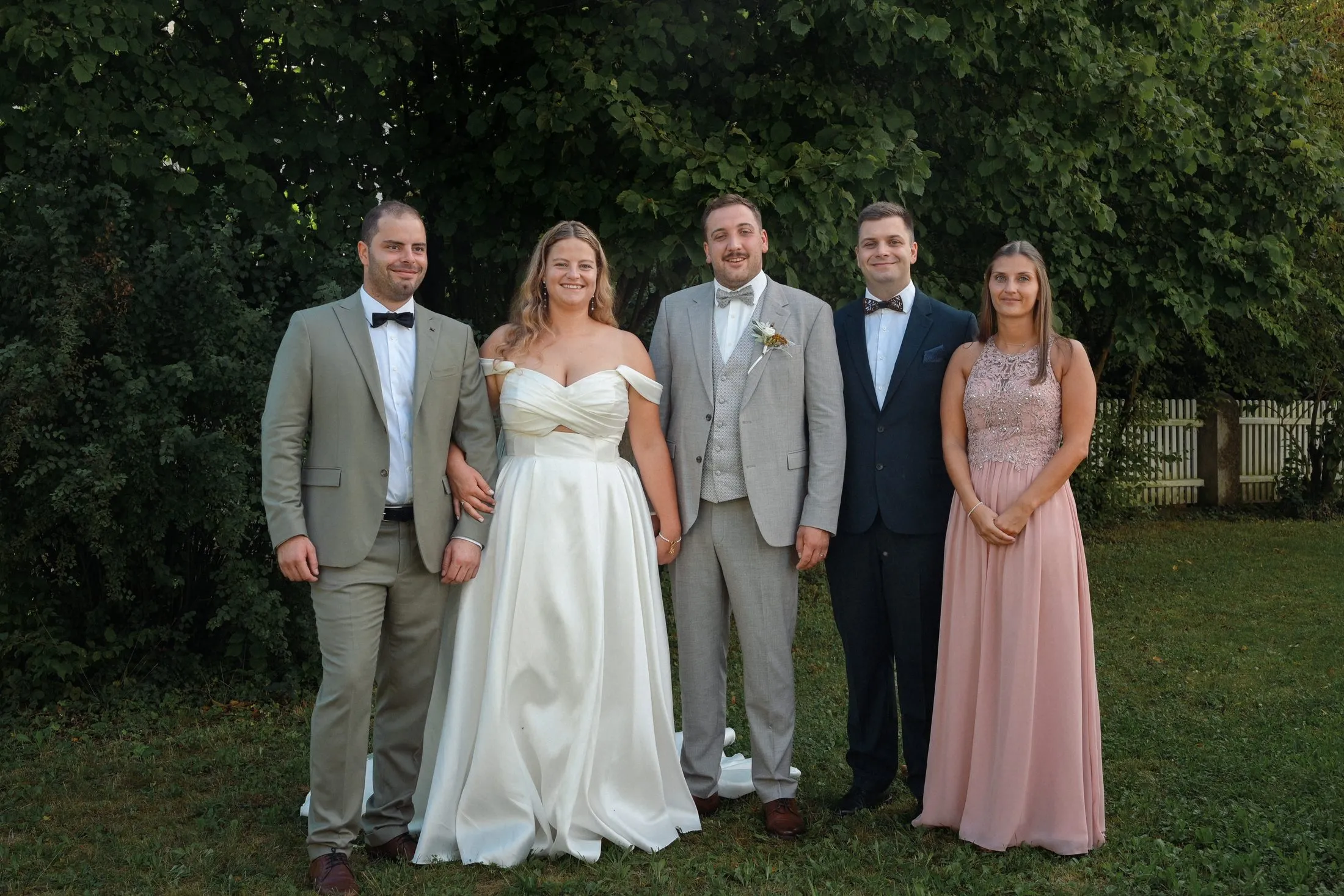 Ein Gruppenbild mit Hochzeitsgästen im Grünen.