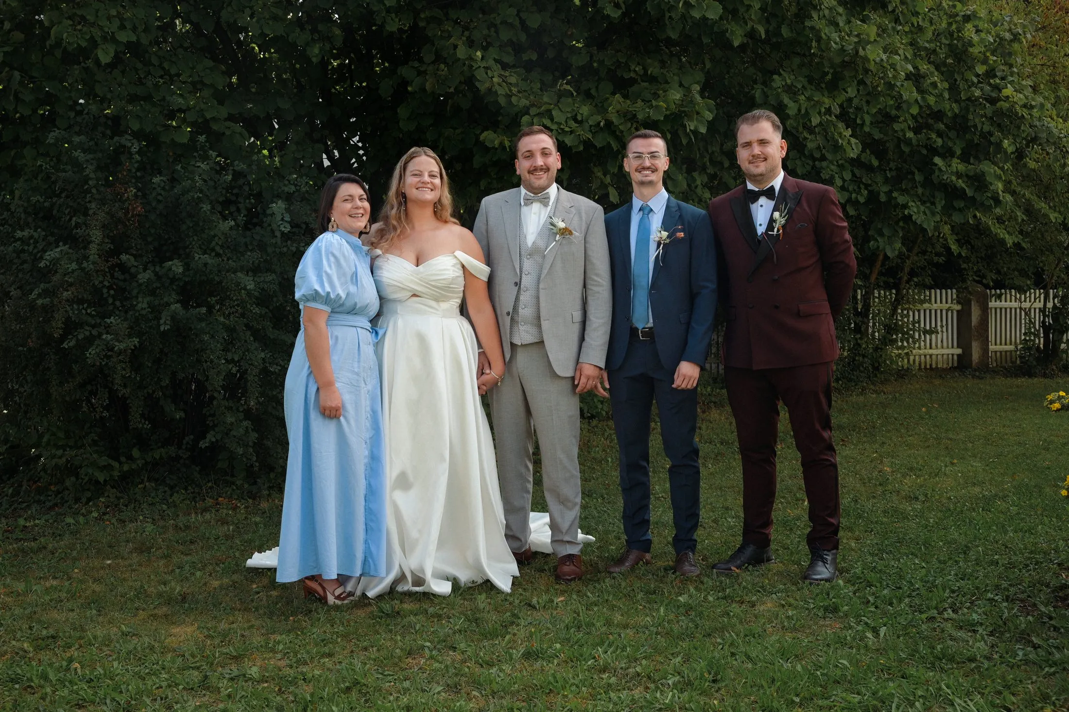 Ein Gruppenbild bei Lisa und Martins Hochzeit.