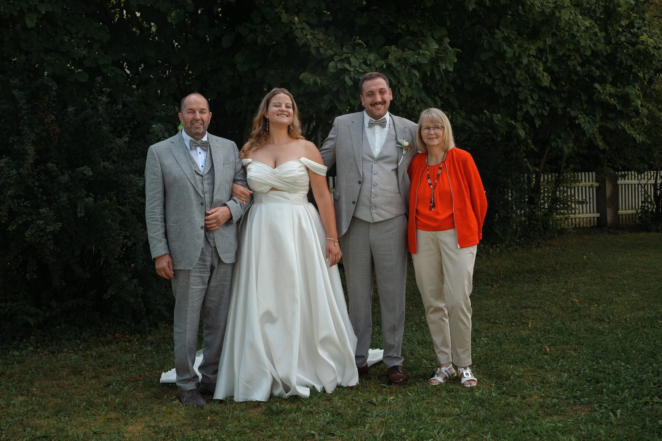 Ein Gruppenbild bei Lisa und Martins Hochzeit.