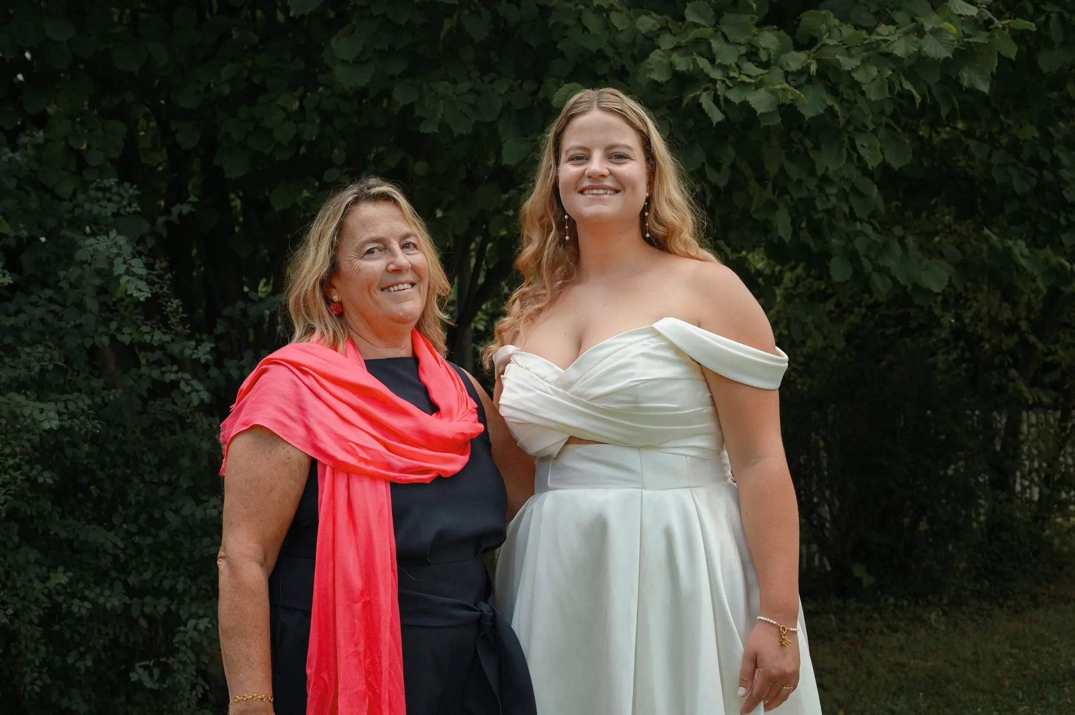 Gäste stehen mit Lisa und Martin für ein Foto zusammen.