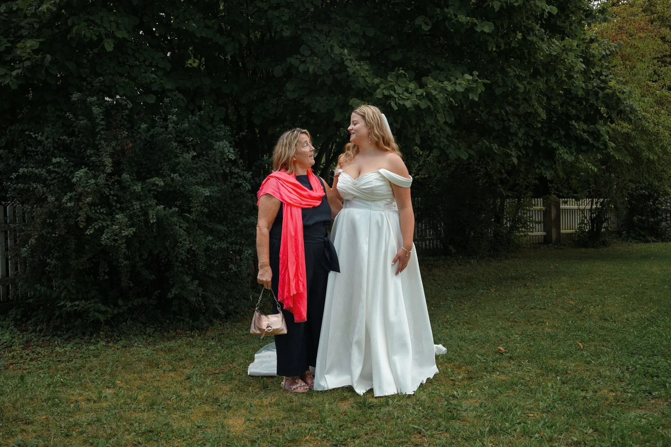Ein Gruppenbild bei Lisa und Martins Hochzeit.