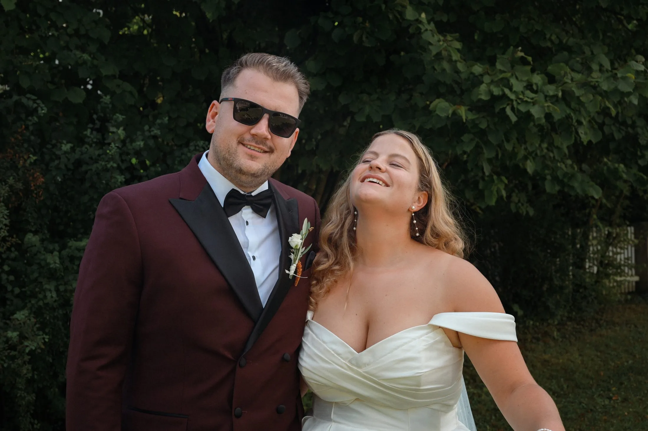 Gäste stehen mit Lisa und Martin für ein Foto zusammen.