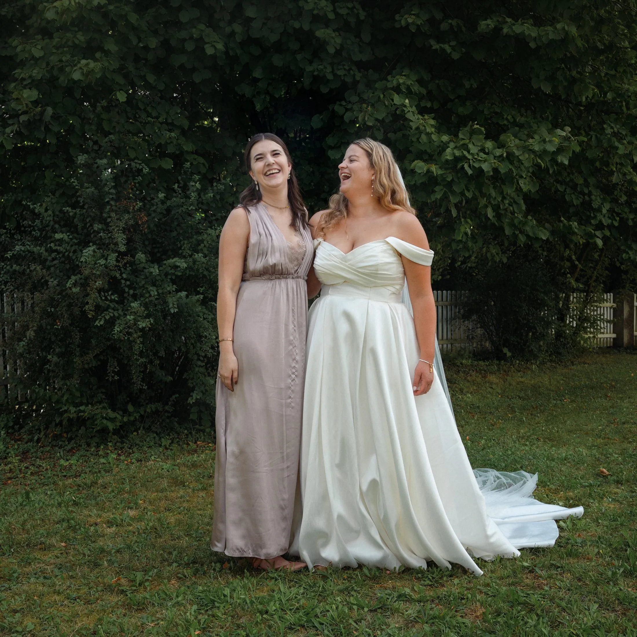 Ein Gruppenbild bei Lisa und Martins Hochzeit.