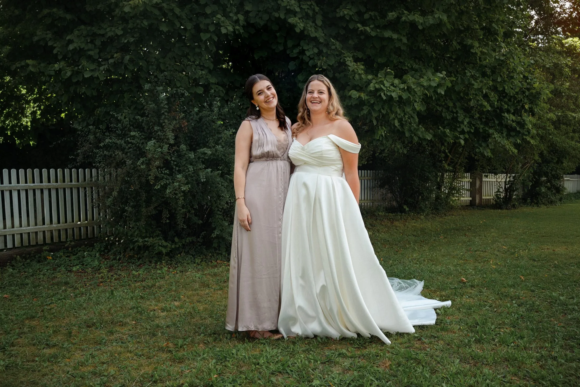 Ein Gruppenbild mit Hochzeitsgästen im Grünen.