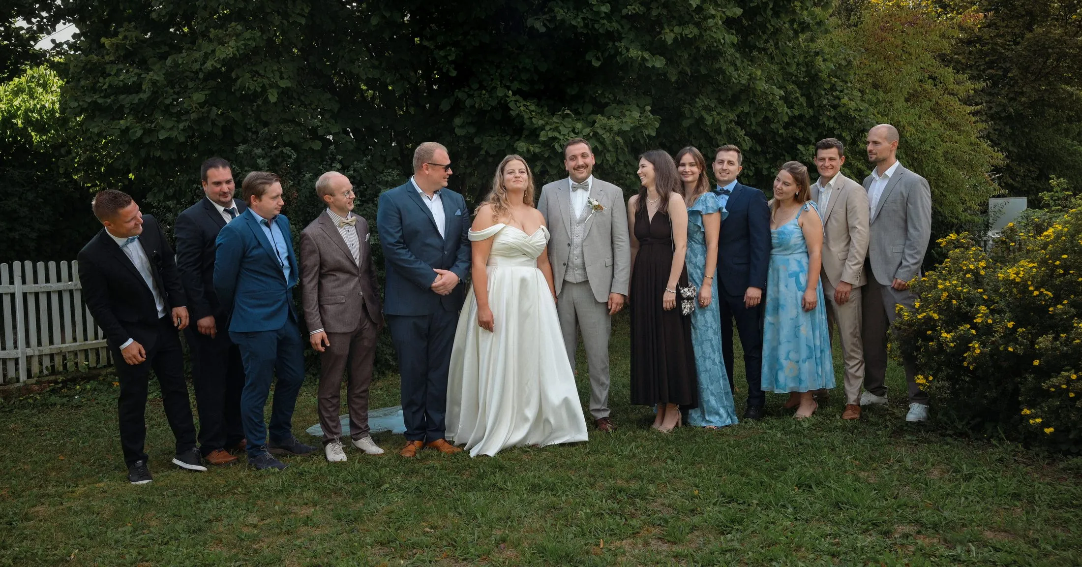 Ein Gruppenbild bei Lisa und Martins Hochzeit.