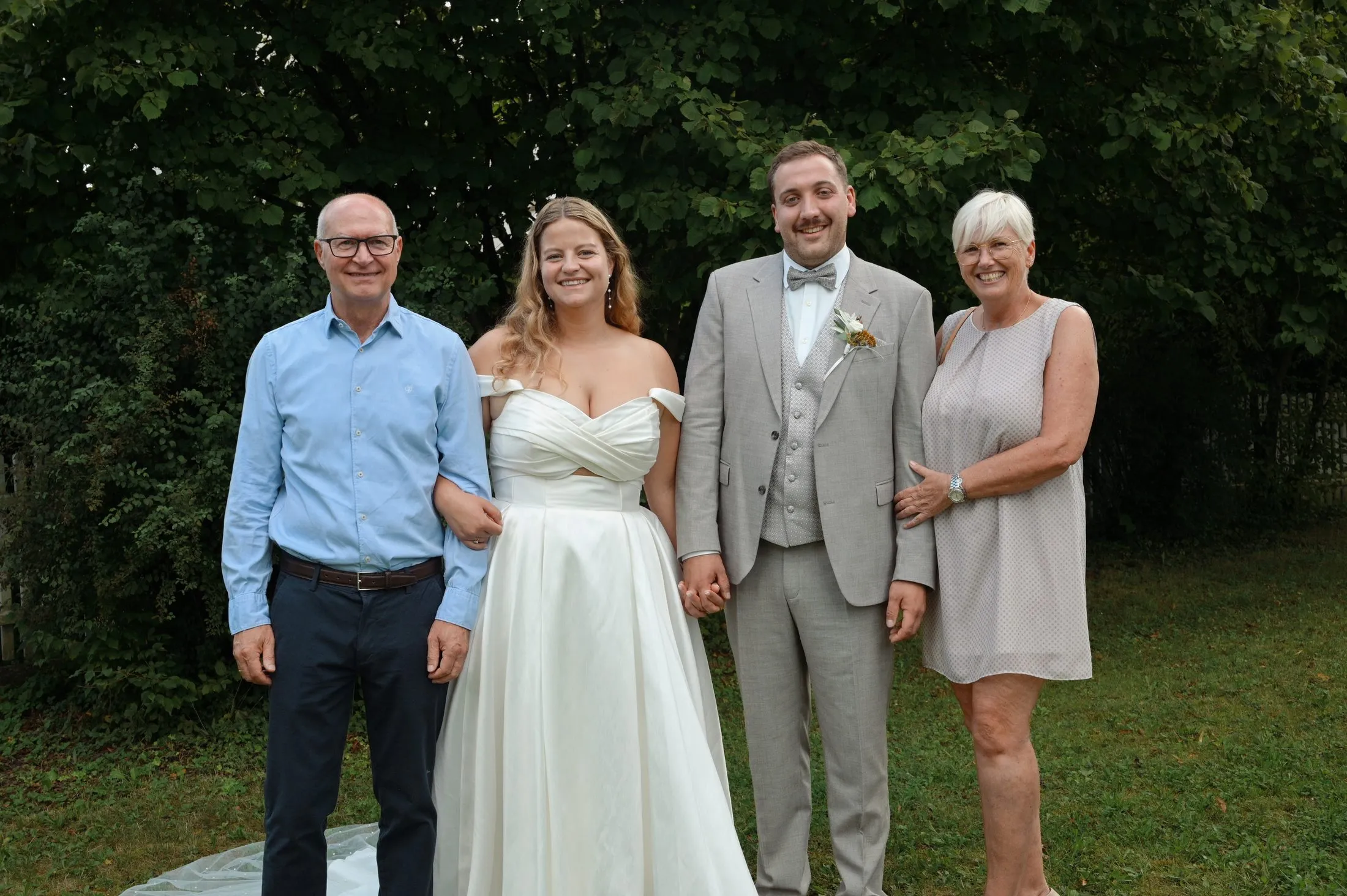 Gäste stehen mit Lisa und Martin für ein Foto zusammen.