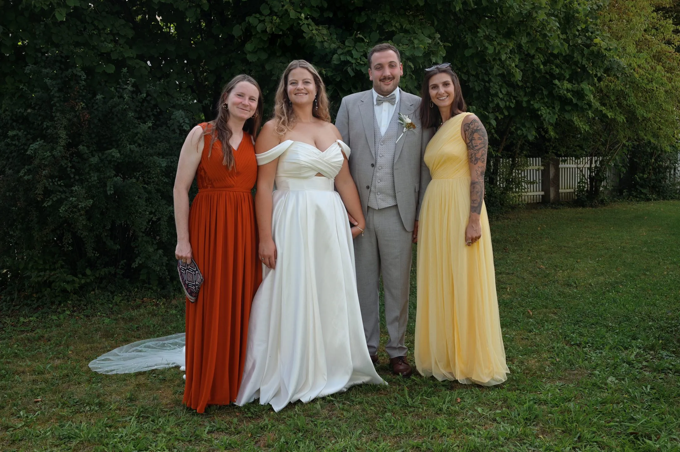 Ein Gruppenbild bei Lisa und Martins Hochzeit.