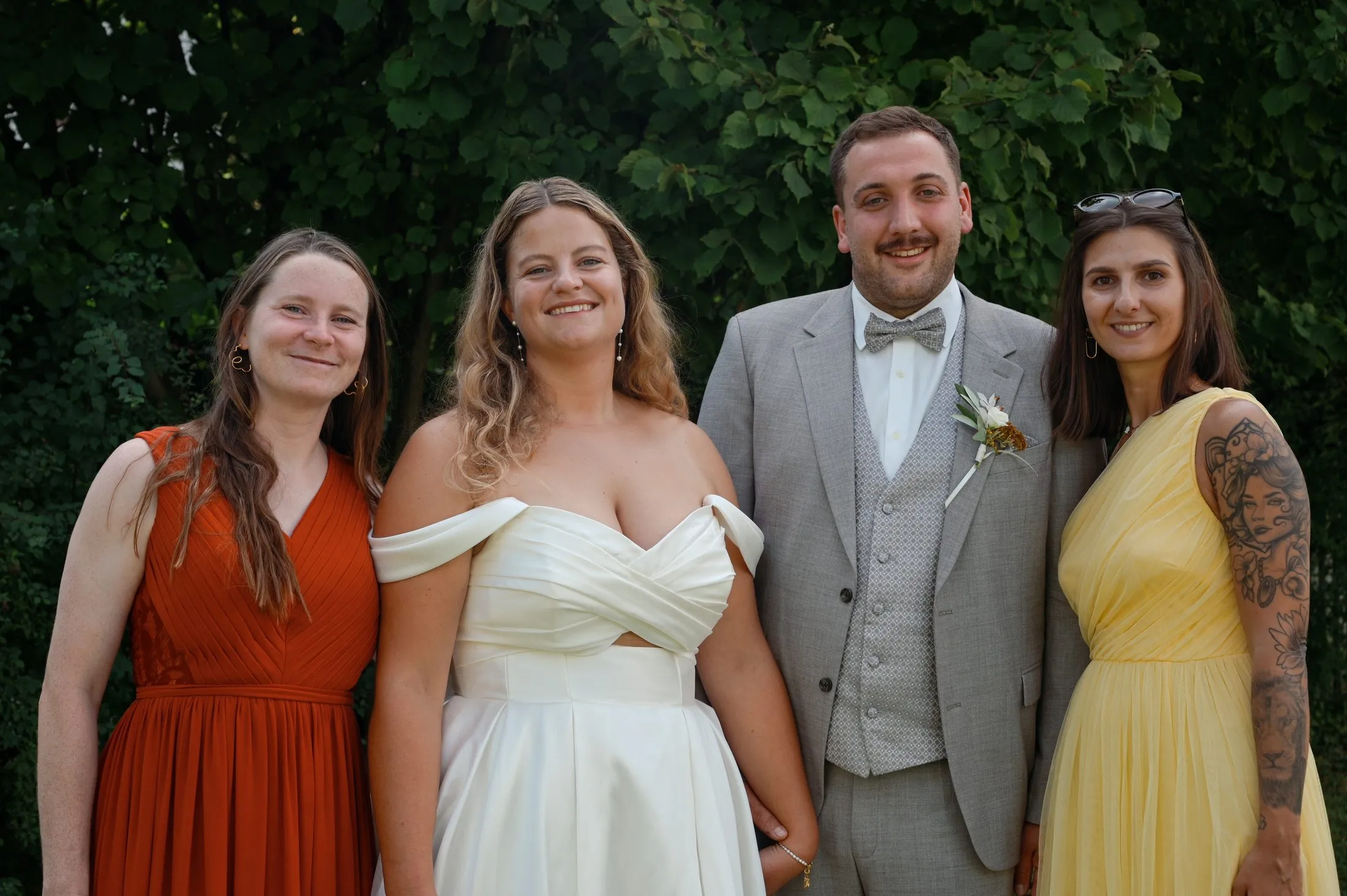 Ein Gruppenbild mit Hochzeitsgästen im Grünen.