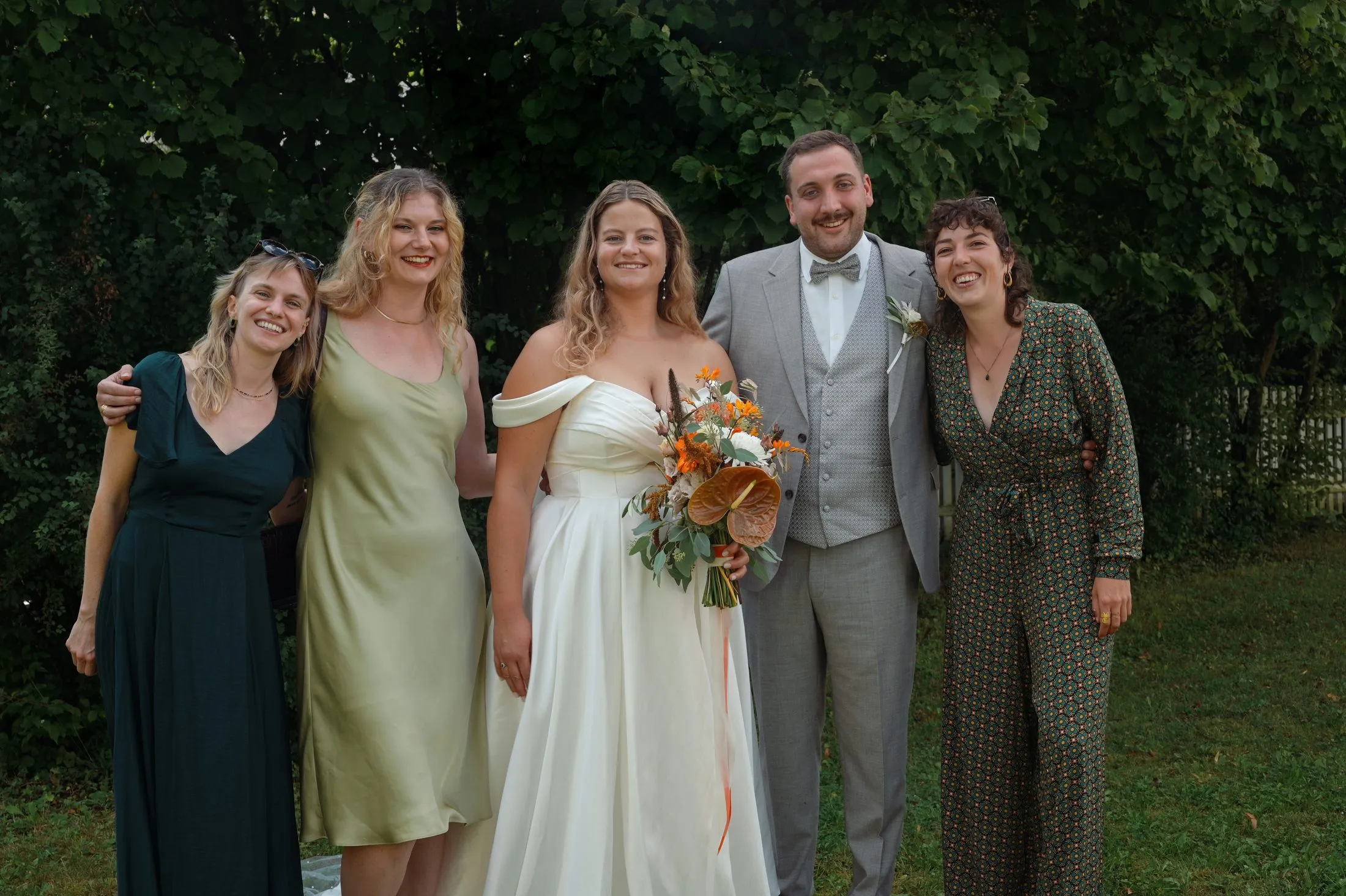 Gäste stehen mit Lisa und Martin für ein Foto zusammen.