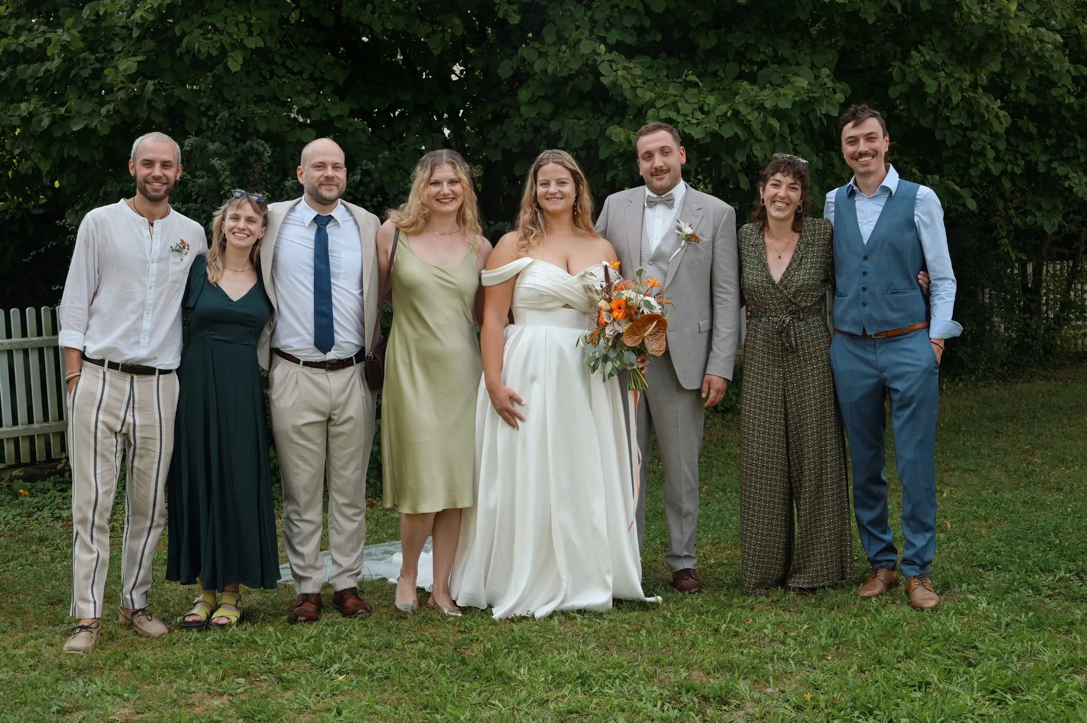 Ein Gruppenbild bei Lisa und Martins Hochzeit.
