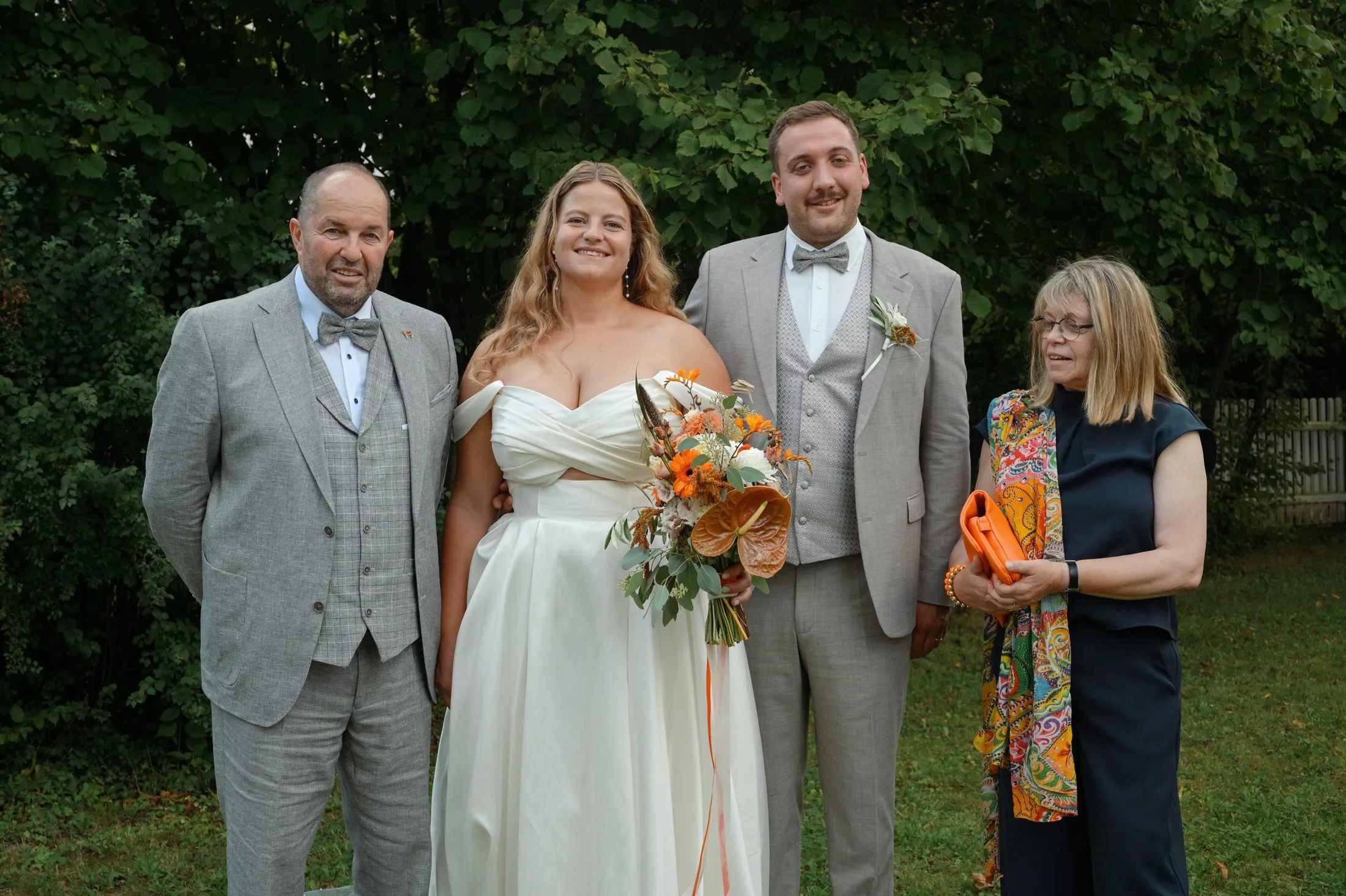Gäste stehen mit Lisa und Martin für ein Foto zusammen.