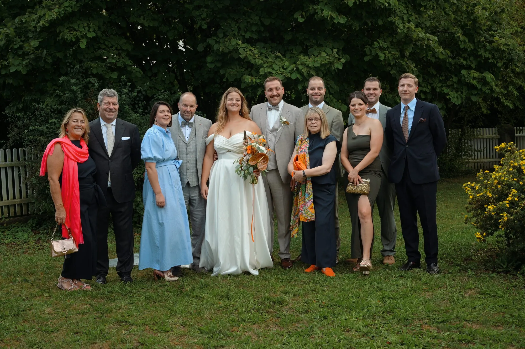 Ein Gruppenbild bei Lisa und Martins Hochzeit.