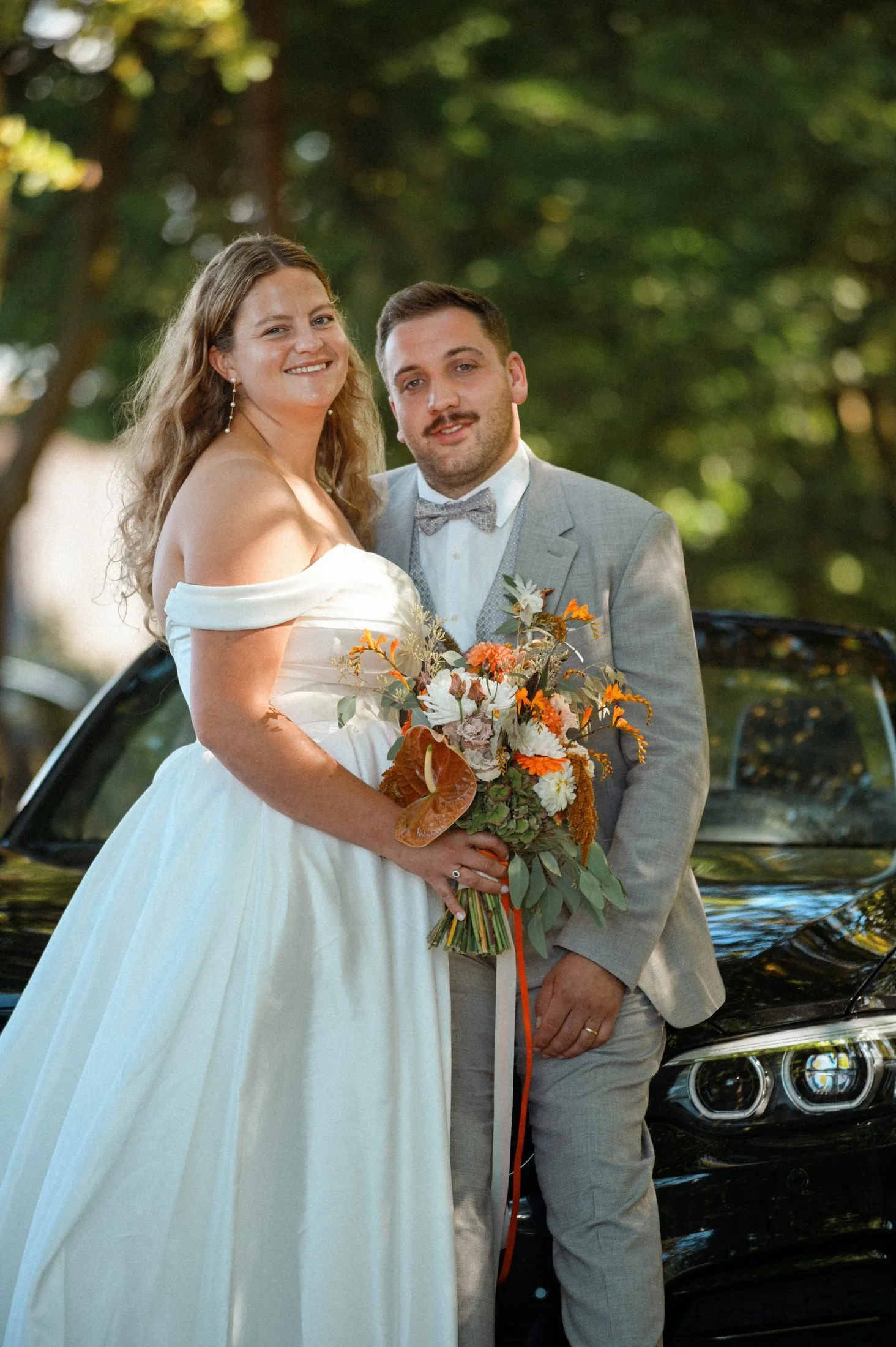 Lisa und Martin mit Brautstrauß bei ihren Hochzeitsbildern.