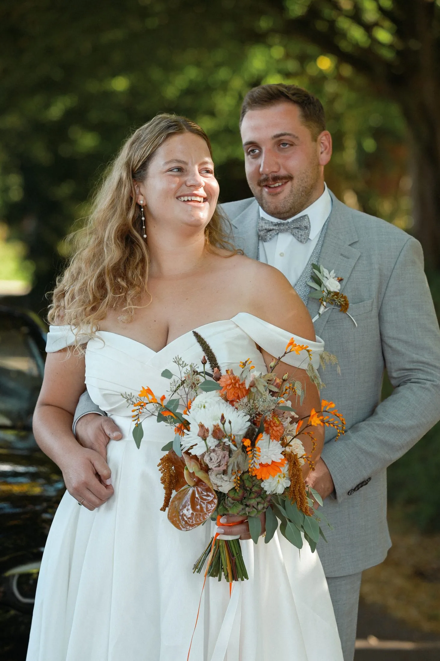Lisa und Martin mit Brautstrauß bei ihren Hochzeitsbildern.