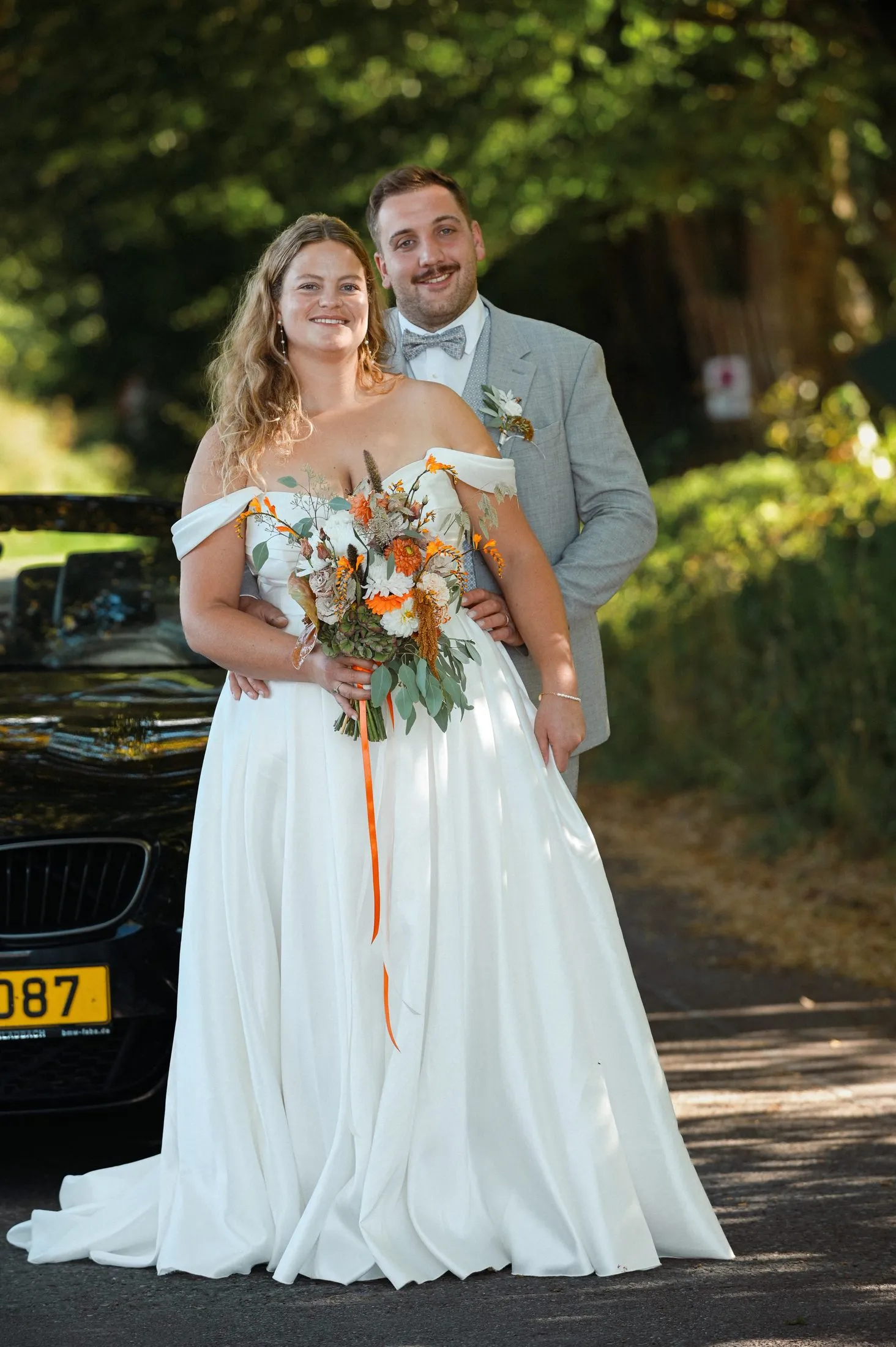 Lisa und Martin mit Brautstrauß bei ihren Hochzeitsbildern.