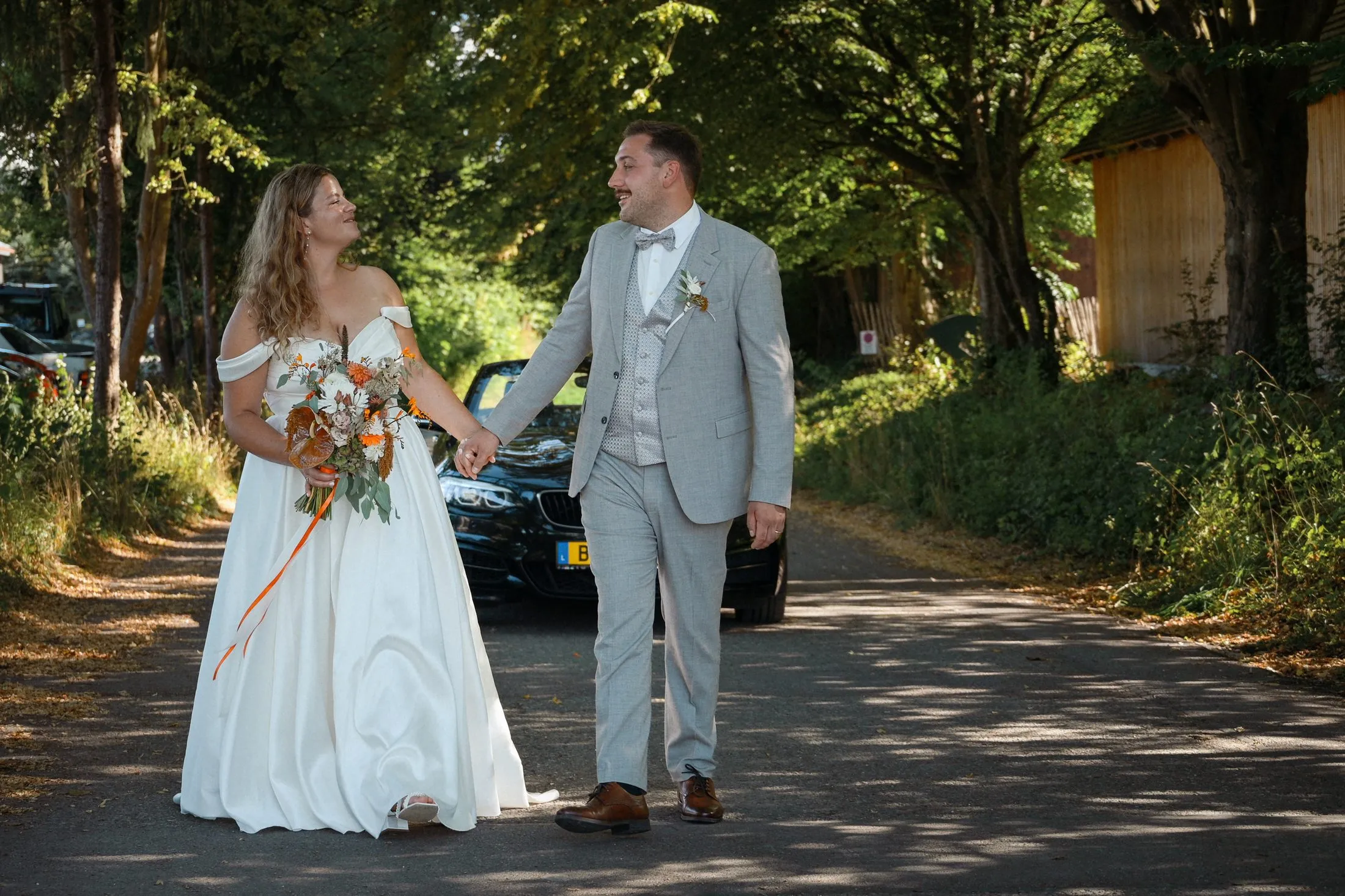 Ein ruhiger Moment von Lisa und Martin nach der Trauung.