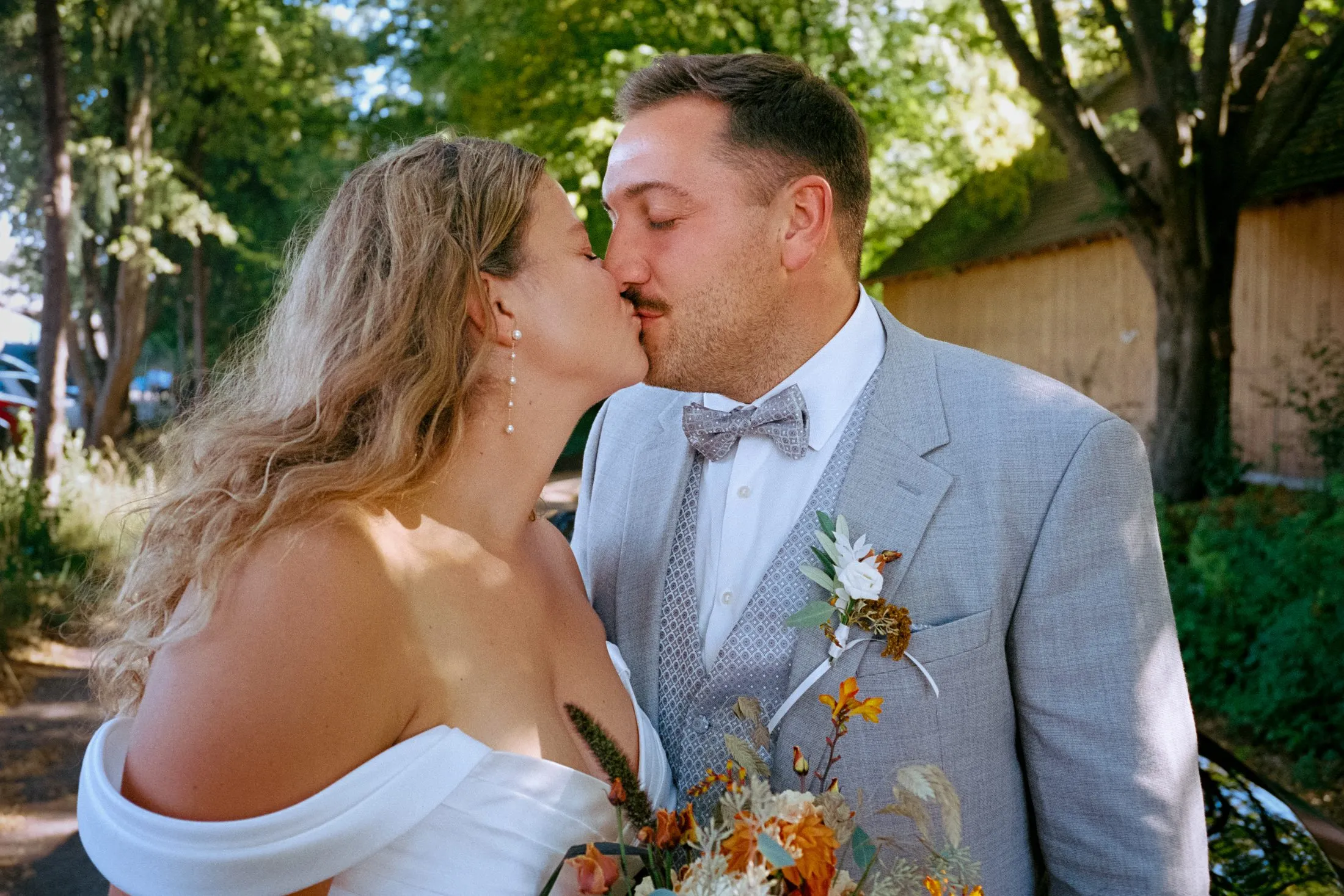 Lisa und Martin mit Brautstrauß bei ihren Hochzeitsbildern.