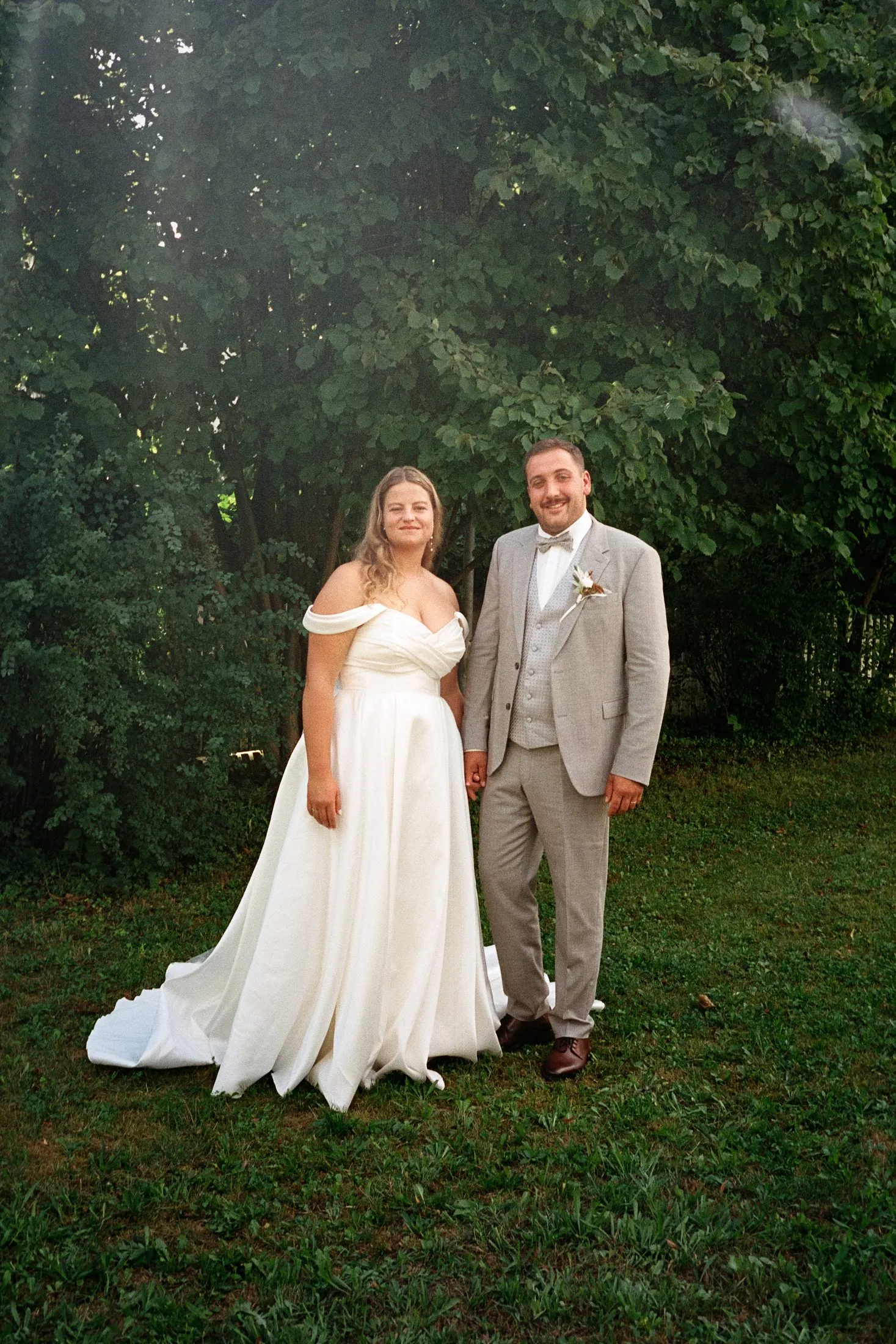 Lisa und Martin mit Brautstrauß bei ihren Hochzeitsbildern.