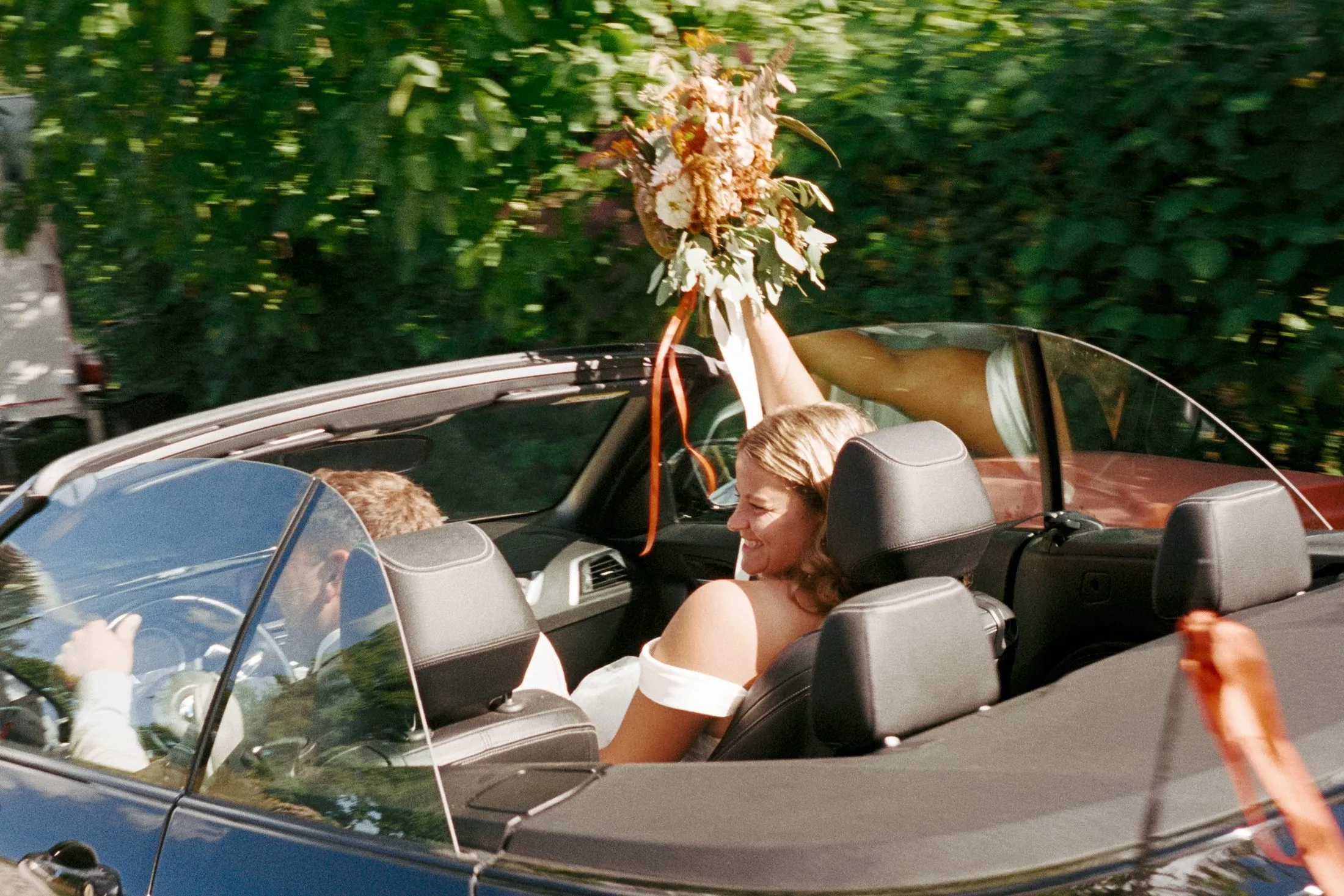 Lisa und Martin sitzen gemeinsam im offenen Auto.