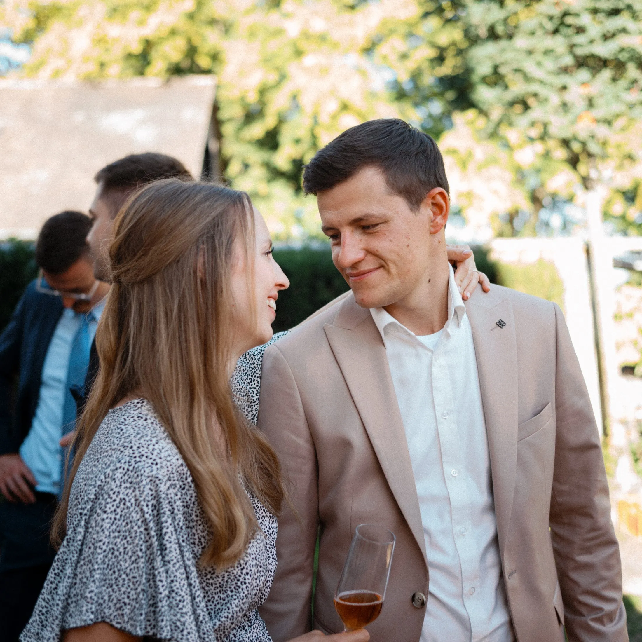 Gäste bei Lisa und Martins Hochzeitsfeier.