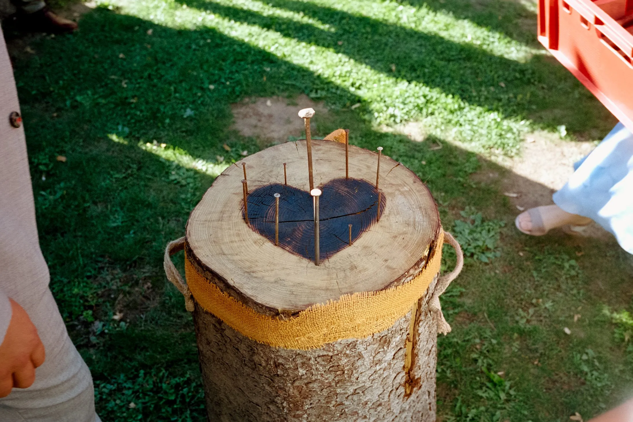 Ein Holzfass und Zubehör stehen für die Feier bereit.