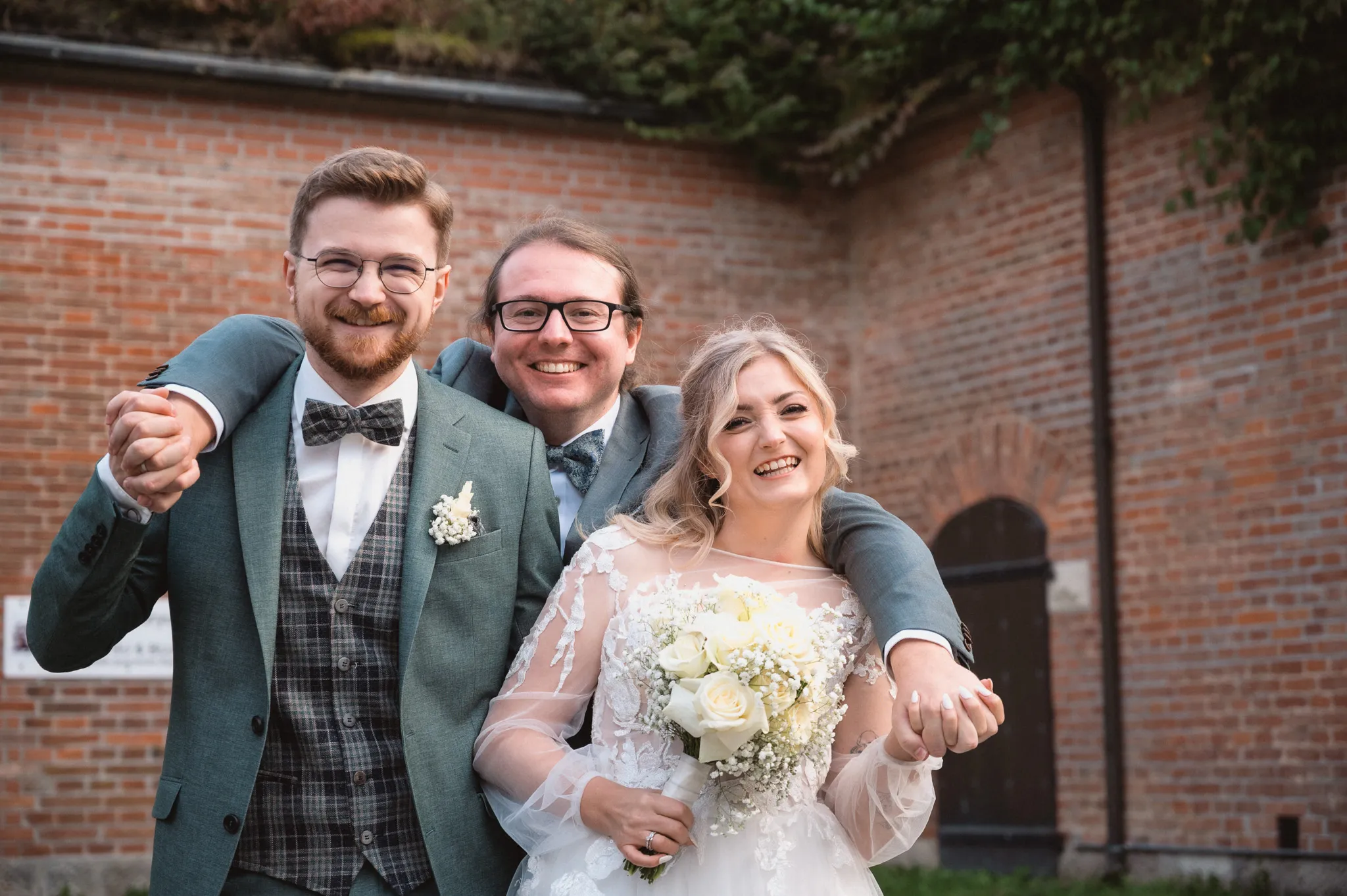 Tamara und Kevin feiern mit zwei Gästen bei einem lebhaften Gruppenportrait.