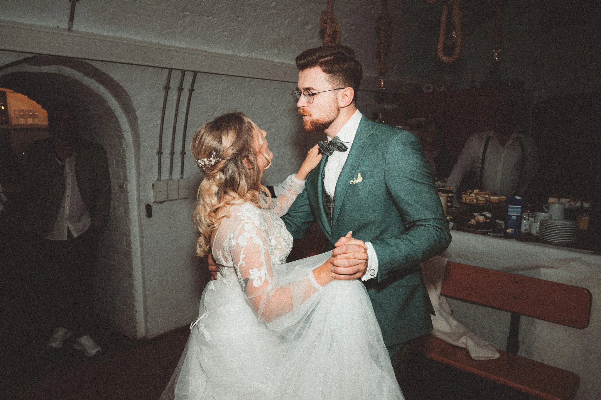 Tamara und Kevin tanzen einander zugewandt auf der Hochzeitsfeier.