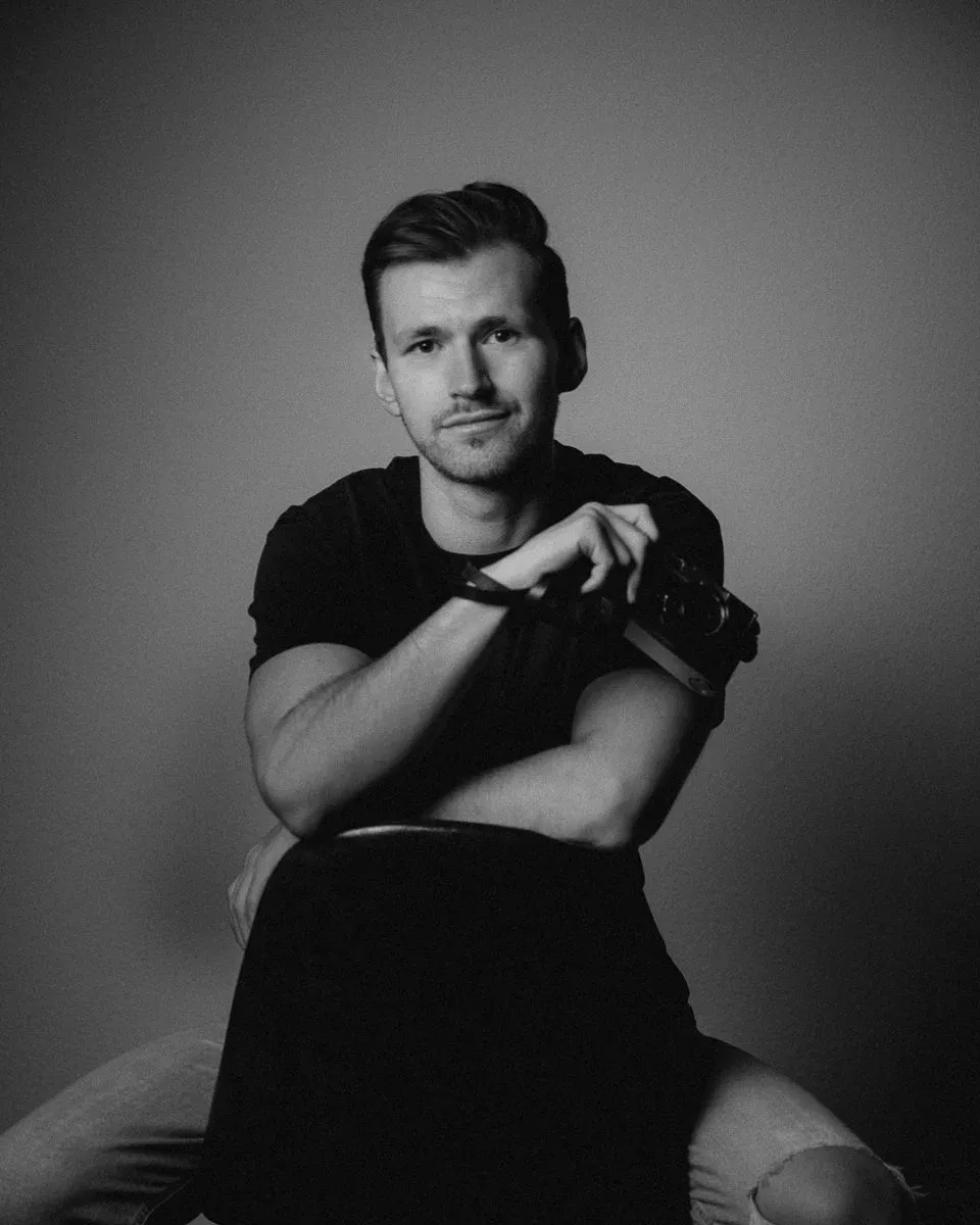 Tobias Paul mit seiner Kamera.